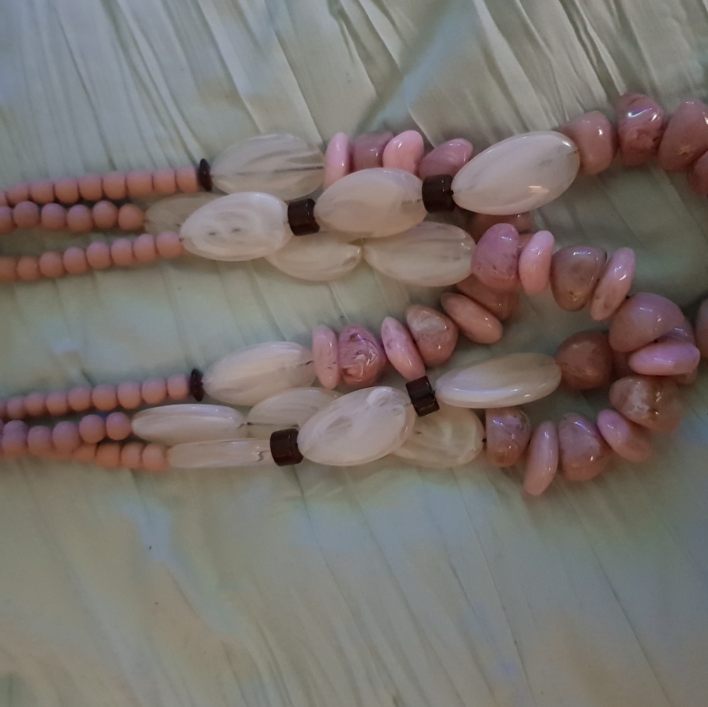 Resin Pink and beige multi layer neckless